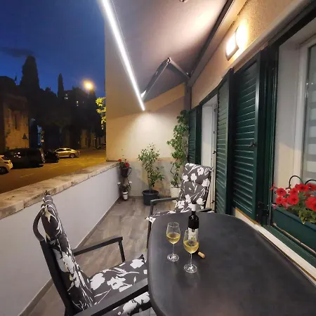 Daire Marina - Center Split